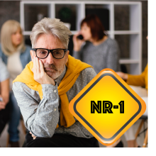 Ignorar a NR-1 custa caro. Riscos trabalhistas, decisões frágeis e perda de foco.